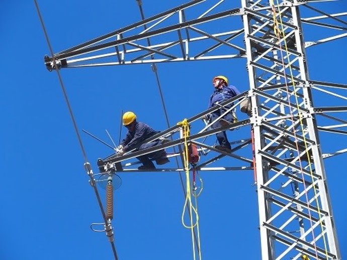 Varios operarios en una infraestructura eléctrica
