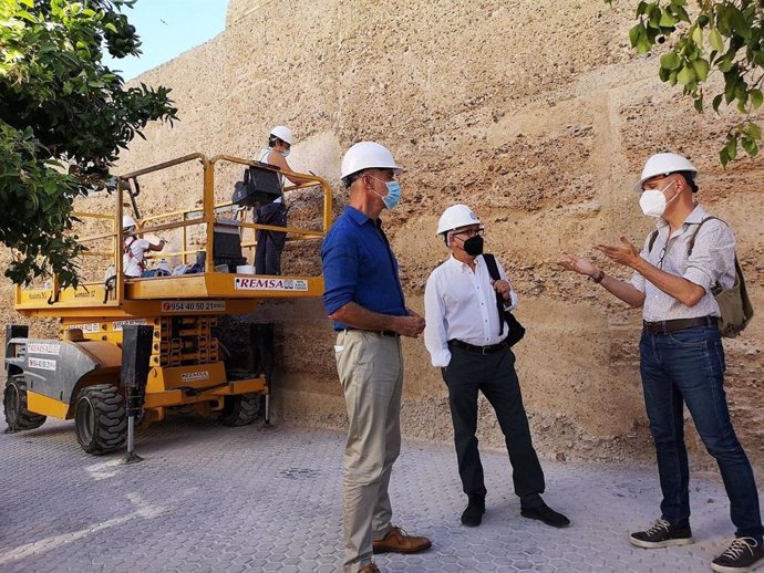 El delegado de Hábitat Urbano, Cultura y Turismo, Antonio Muñoz, en las obras de restauración del interior de la Muralla de la Macarena