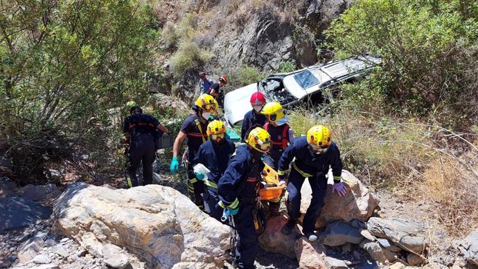 Bomberos de Malaga participan en el rescate de una persona en un accidente de tráfico