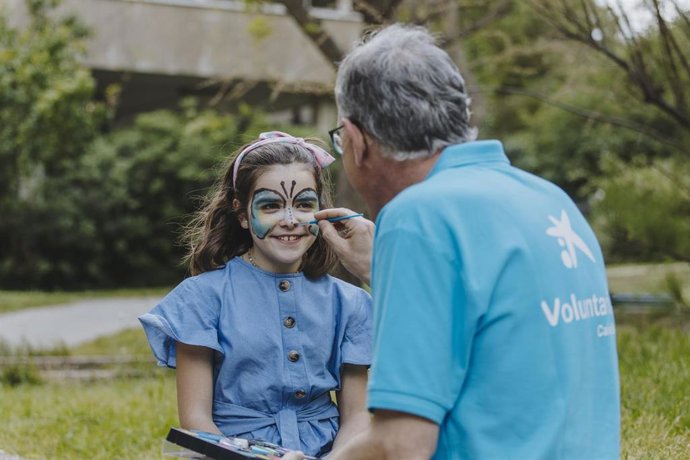 Los voluntarios de CaixaBank han programado actividades solidarias en beneficio de personas vulnerables durante la época estival