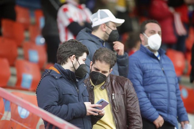 Archivo - Varios aficionados, en las gradas del estadio Ángel Carro, durante un partido de Segunda División entre el Club Deportivo Lugo y el Mirandés, a 15 de mayo de 2021, en Lugo, Galicia (España).
