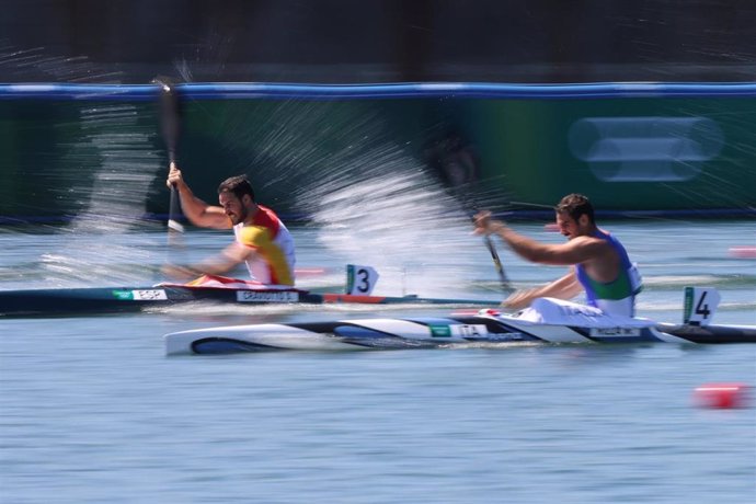 05 August 2021, Japan, Tokyo: Spain's Saul Craviotto (L) and Italy's Manfredi Rizza compete in the Men's Kayak single 200m semifinals of the Canoe Sprint competitions, at Sea Forest Waterway, during the Tokyo 2020 Olympic Games. Photo: Jan Woitas/dpa