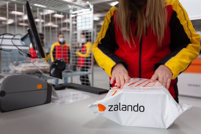 Archivo - Envío de primer paquete de Zalando