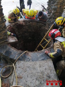 Los Bombers rescatan a dos personas que han caído a un pozo al intentar apagar ellos mismos un incendio en el jardín de una casa en Roses (Girona), el 5 de agosto de 2021.