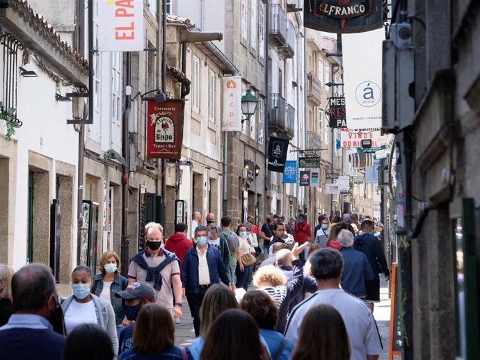 Varias personas en una calle del centro de Santiago de Compostela, a 31 de julio de 2021.