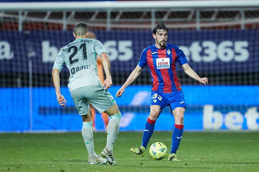 Archivo - Guido Rodrguez of Real Betis Balompie in action during the spanish league, LaLiga, football match between SD Eibar v Real Betis Balompie at Ipurua Stadium on 13 May, 2021 in Eibar, Spain.