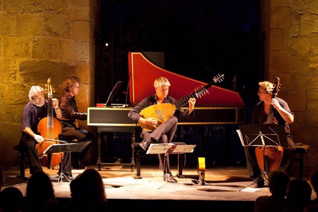 Archivo - El músico Jordi Savall ofrece un concierto en la Ciudadela de Jaca, este viernes, 6 de agosto.