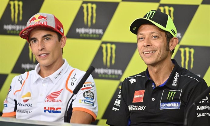 Archivo - Los pilotos Marc Márquez y Valentino Rossi en una rueda de prensa en el circuito de Brno