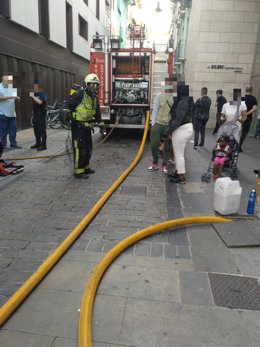 Efectivos de bomberos en el lugar del incendio en la calle Eslava del Casco Viejo de Pamplona