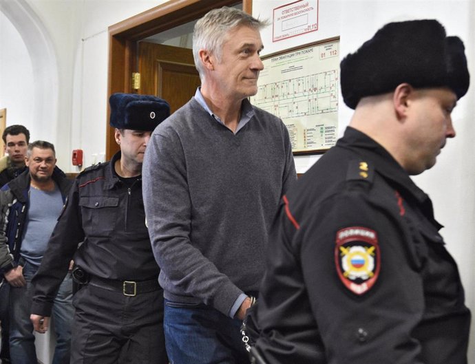 Archivo - Michael Calvey a su llegada al tribunal de Moscú en el que ha sido declarado culpable de un delito de malversación de fondos.