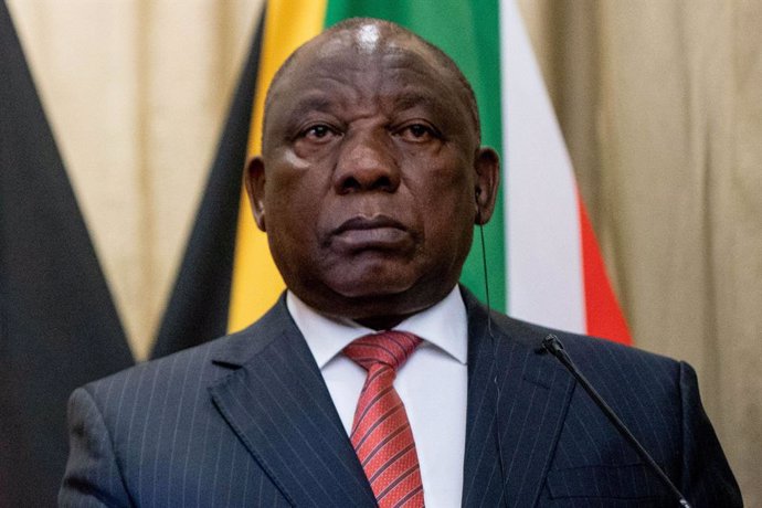 Archivo - FILED - 06 February 2020, South Africa, Pretoria: South African President Cyril Ramaphosa and German Chancellor Angela Merkel (not pictured) attend a joint press conference. Cyril Ramaphosa has entered self-quarantine after coming into contact