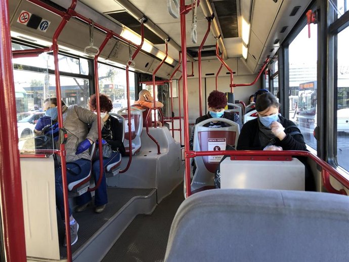 Archivo - Personas viajan en un autobús en Roma.