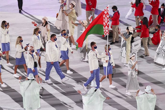 Abanderados del equipo Bielorrusia durante la ceremonia de apertura de los Juegos Olímpicos de Tokio 2020