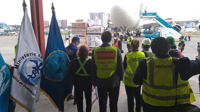 Llegada del lote de 200.000 vacunas contra la COVID-19 donadas por España a Guatemala.