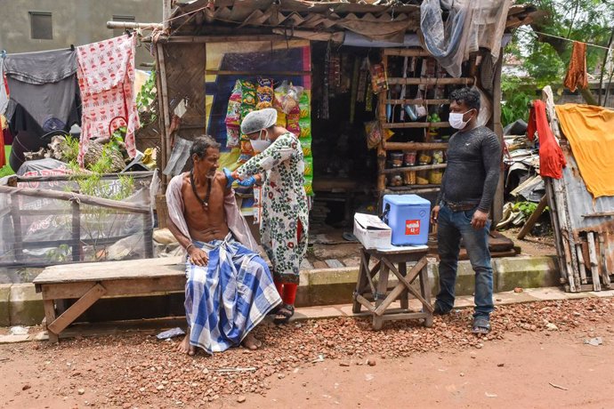 Archivo - Vacunación contra el coronavirus en India