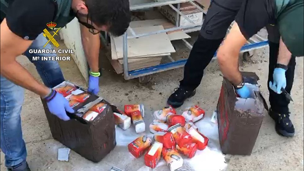 Paquetes de sal usados para simular un fardo de hachís.