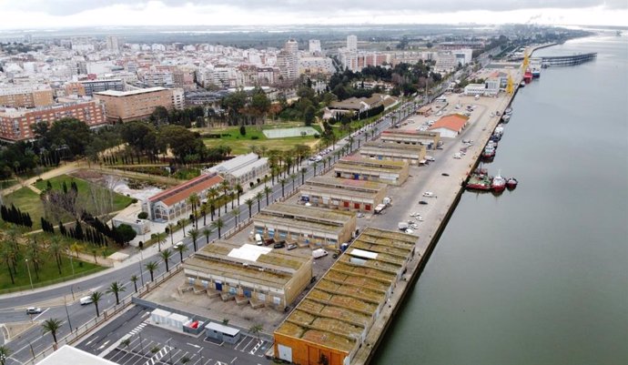 Panorámica del Muelle de Levante de Huelva.