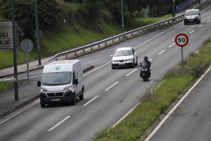 Motorista circulando por una carretera en Euskadi