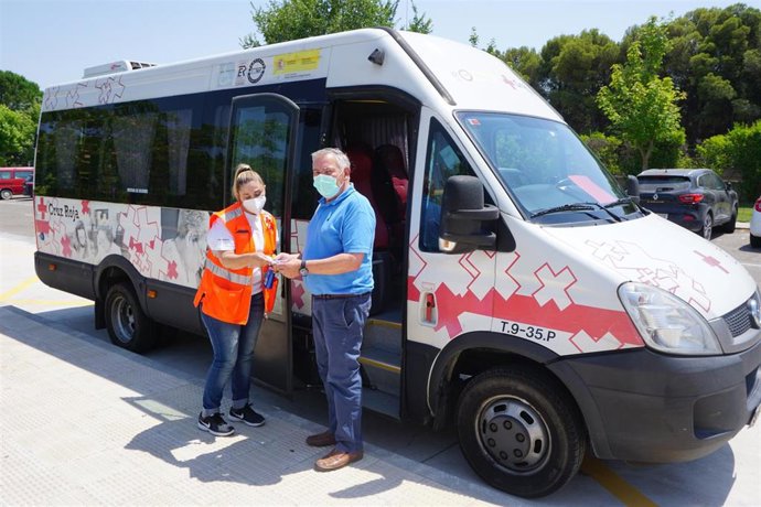 Fotografía del autobús con la chófer María Victoria Calvo Fernández y un paciente