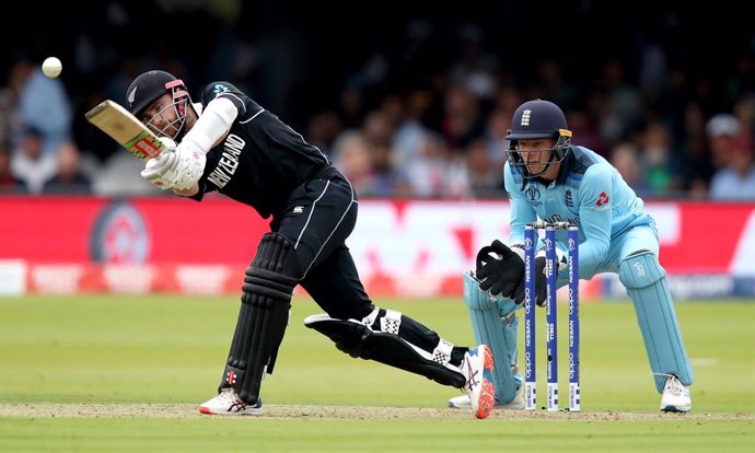 Archivo - 14 July 2019, England, London: New Zealand's Kane Williamson (L) and England's wicketkeeper Jos Buttler in action during the 2019 Cricket World Cup Final match between New Zealand and England at Lord's Cricket Ground. Photo: Nick Potts/PA Wire