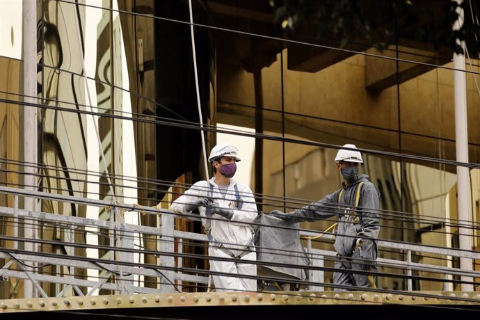 Archivo - Trabajadores de la construcción en Lima, en plena crisis de la pandemia