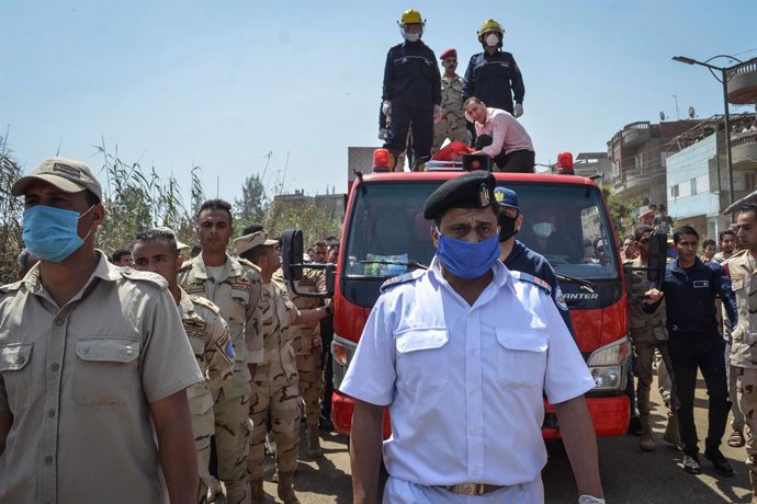 Archivo - 01 May 2020, Egypt, Demshelt: Army soldiers march next to a fire truck carrying the body of Egyptian army officer Abdelhamid Sobhi during his funeral at his home town of Demshelt, after he was killed in an explosion that hit an armoured carrie