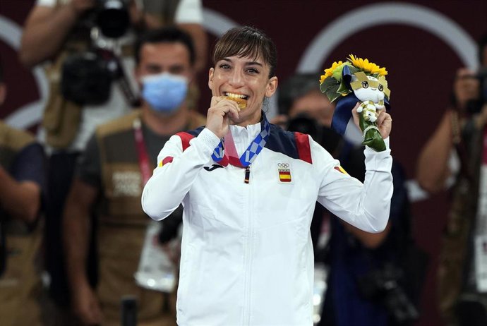 La karateca española Sandra Sánchez con su oro en kata en los Juegos Olímpicos de Tokio