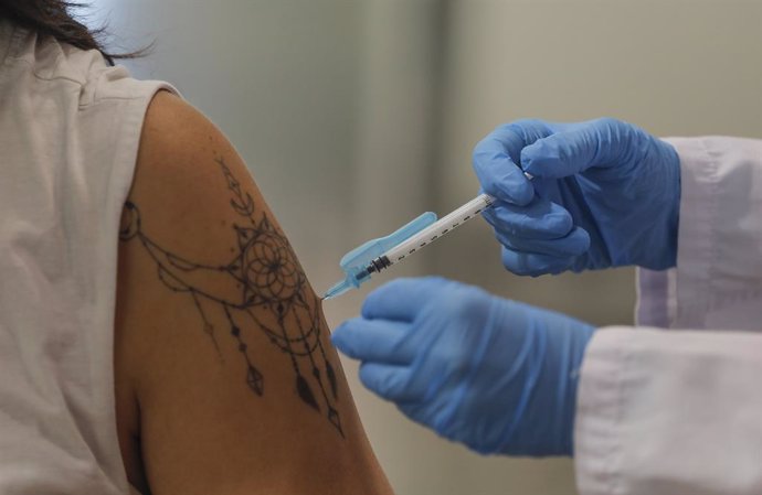 Una enfermera administra la vacuna contra el Covid-19 en el dispositivo puesto en marcha en la Ciutat de les Arts i les Cincies de Valencia, a 28 de julio de 2021, en Valencia, Comunidad Valenciana, (España). 