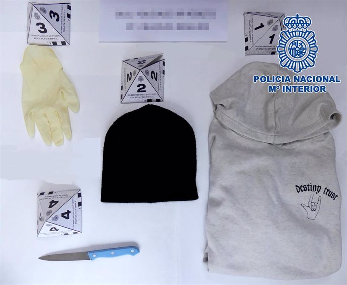 Ropa y material empleado por el detenido para cometer un robo en Puerto de la Cruz (Tenerife)
