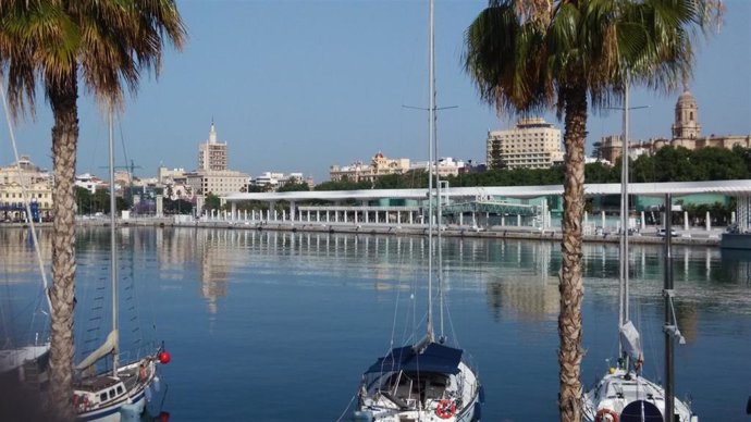 Archivo - Atraque, muelle, barcos, náutico, turismo, turistas, palmeral, catedral, vistas, Málaga.