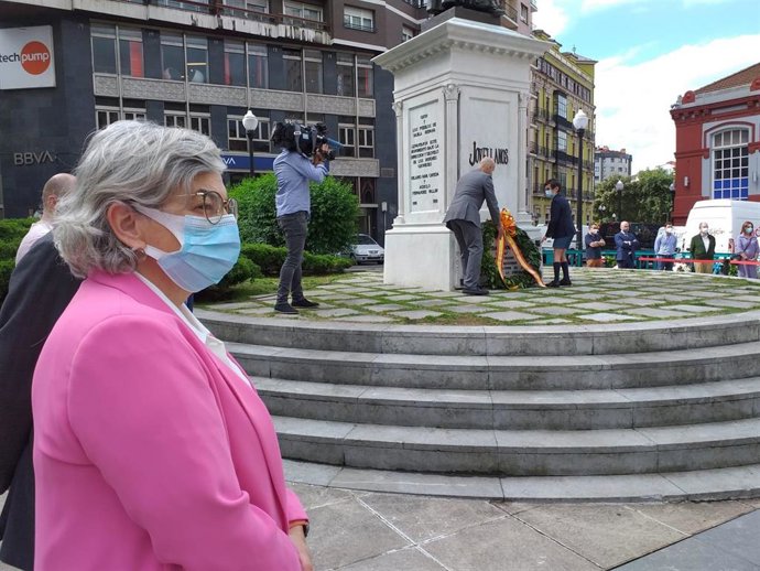La alcaldesa de Gijón, Ana González, en primer término, en la ofrenda floral a Jovellanos, en la plaza 6 de Agosto de Gijón