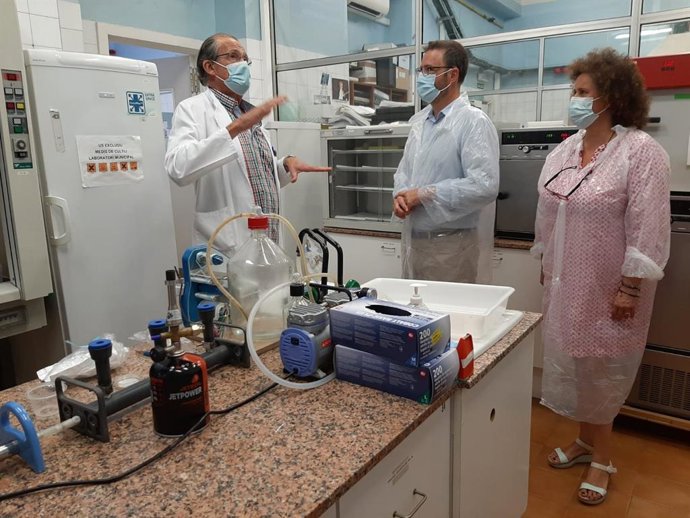 El alcalde de Palma, José Hila; la regidora de Turismo, Sanidad y Consumo, Joaquín de María, y el técnico jubilado del laboratorio municipal Miquel Estradas.
