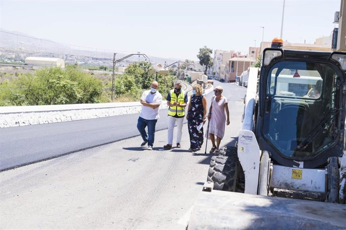 El vicepresidente de la Diputación, Ángel Escobar, visita las obras de carretera en Gádor junto a la alcaldesa del municipio, Lourdes Ramos.