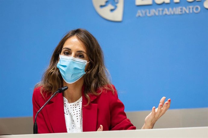 La consejera de Presidencia, Hacienda e Interior del Ayuntamiento de Zaragoza, María Navarro, en rueda de prensa.
