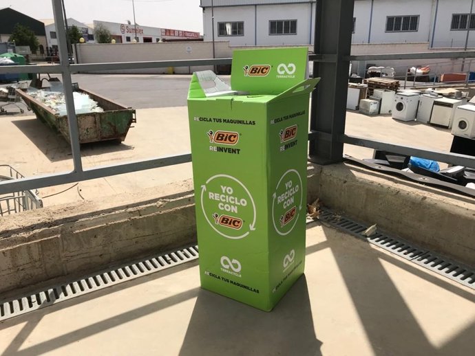 Caja para depositar maquinillas de afeitar en el punto limpio de Zafra.