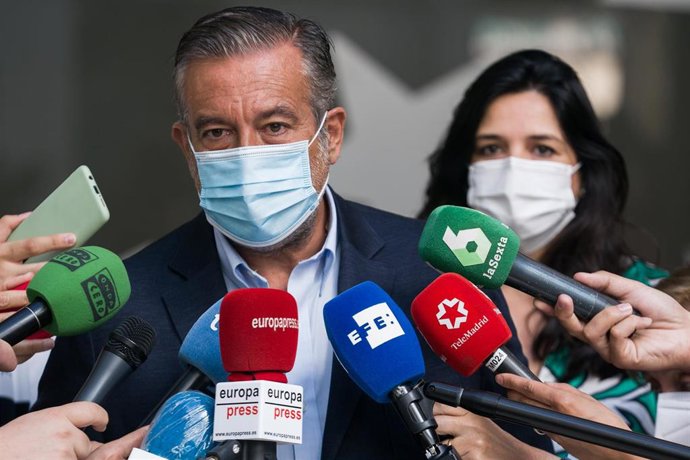 El consejero de Presidencia, Justicia e Interior de la Comunidad de Madrid, Enrique López, ofrece declaraciones a los medios de comunicación tras una reunión con la comisionada del Gobierno para la Atención las Víctimas de Terrorismo, Rocío López