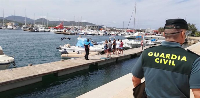 Operativo conjunto contra el chárter náutico ilegal en Sant Antoni, Ibiza.