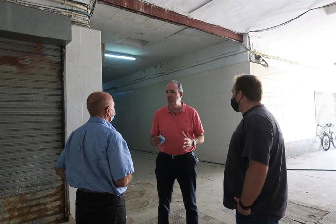 El comisionado de Polígono Sur durante una conversación con comerciantes del distrito