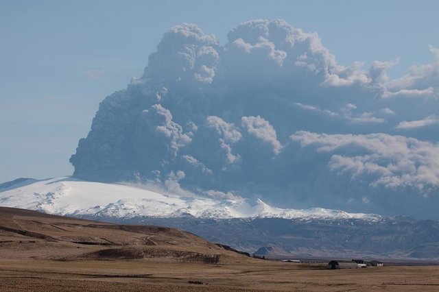 Erupción del Eyjafjallajökull (Islandia) en 2010 alteró el tráfico aéreo en el norte de Europa