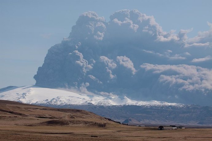 Erupción del Eyjafjallajkull (Islandia) en 2010 alteró el tráfico aéreo en el norte de Europa
