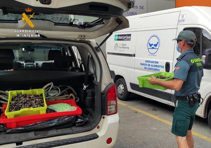 Entrega al Banco de Alimentos de percebes intervenidos por la Guardia Civil