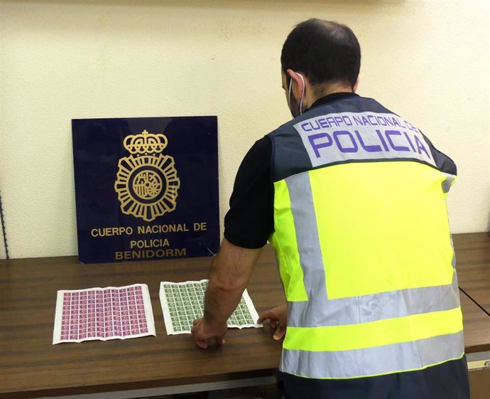 Detenidos dos hombres y una mujer por robar 200 sellos de los años 50 valorados en 5.000 euros