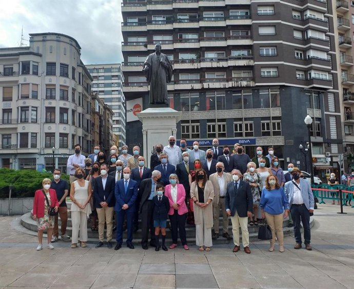 Ofrenda floral a Jovellanos, en la plaza 6 de Agosto de Gijón