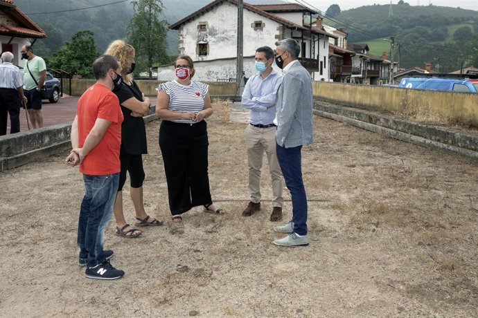 El vicepresidente y consejero de Universidades, Igualdad, Cultura y Deporte, Pablo Zuloaga, visita la bolera de Villayuso