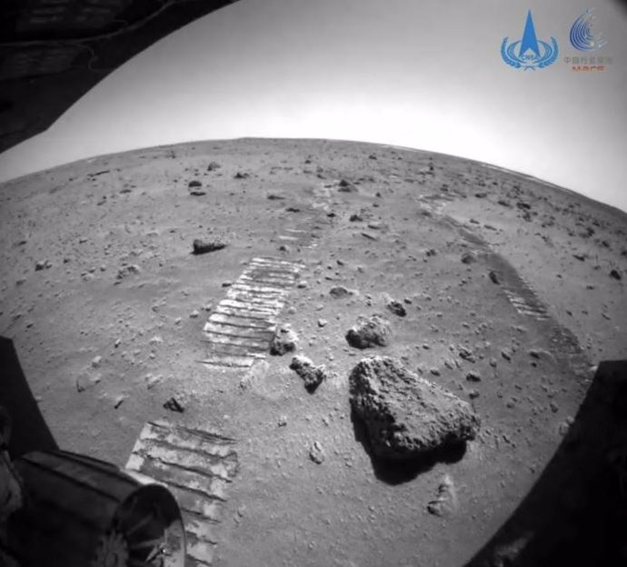 Imagen del rover Zhurong circulando por Utopia Planitia