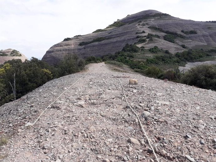 Accés amb cordes noves al Montcau, en el Parc Natural de Sant Lloren de Munt i l'Obac.