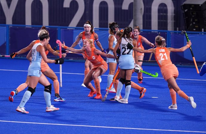 06 August 2021, Japan, Tokyo: Netherlands players celebrate their sides third goal during the Women's Gold Medal Field Hockey match at Oi Hockey Stadium, as part of the Tokyo 2020 Olympic Games. Photo: Adam Davy/PA Wire/dpa