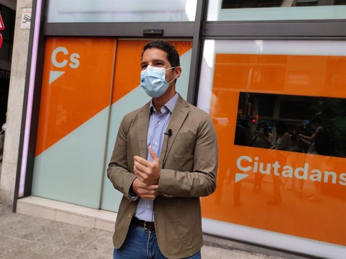 El portavoz de Cs en el Parlament, Nacho Martín Blanco, en declaraciones ante la sede de Cs en Barcelona.