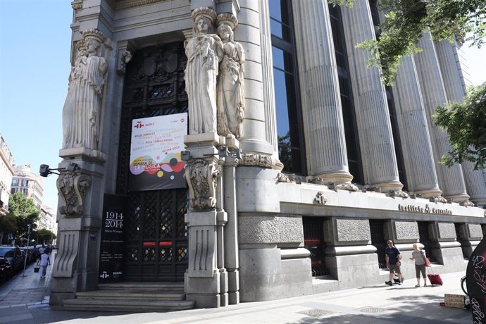 Archivo - Puerta principal del Instituto Cervantes en el Edificio de las Cariátides (C/ Alcalá N 49, Madrid).