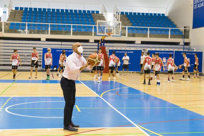 El diputado provincial de Deportes y Juventud de Almería, José Antonio García Alcaina, visita el campus basket que tiene lugar en el pabellón de deportes Moisés Ruiz.